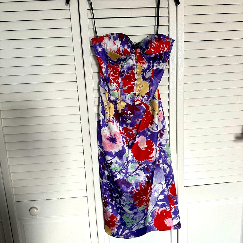 Lavish dress size US 2, UK 6, EU 36. Corset detail bust, midi dress